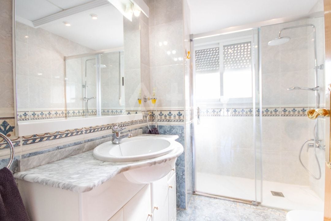 5 bedroom Villa in Orba - OH137664 - Photo - 11