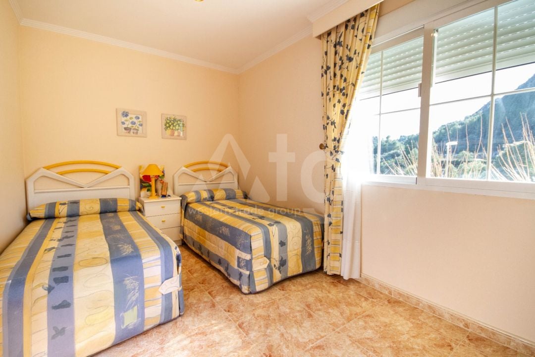 5 bedroom Villa in Orba - OH137664 - Photo - 8